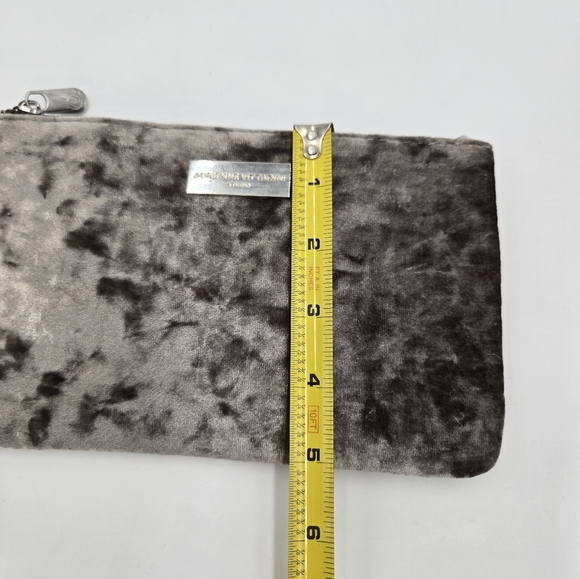 Adrienne Vittadini Gray Velvet Charging Wallet Wristlet - MSRP iPhone USB - Picture 8 of 9